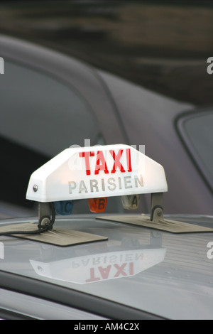 Inscrivez-vous sur le toit du taxi Paris Banque D'Images