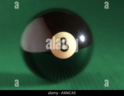 8 ball sur une surface verte Banque D'Images