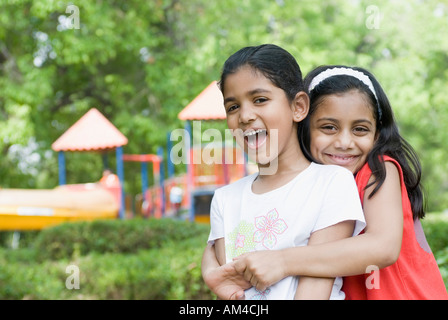 Portrait of a Girl hugging une autre fille et souriant Banque D'Images