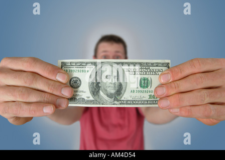 L'homme est titulaire d'un 100 dollar bill Banque D'Images