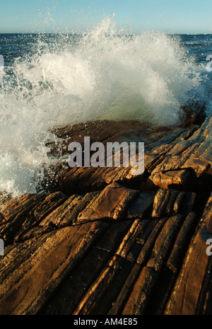 La vague s'écraser avec whitewater mousseuse Banque D'Images