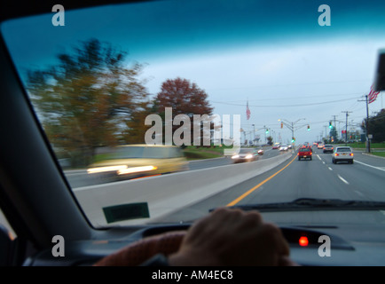 La conduite sur une route passante vu de l'intérieur d'une voiture nous Banque D'Images