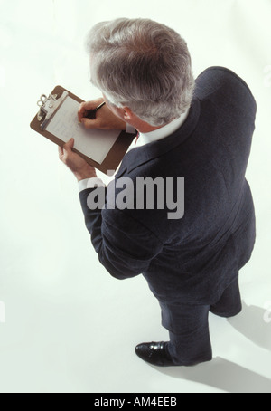 En regardant un homme d'affaires avec le presse-papiers Banque D'Images