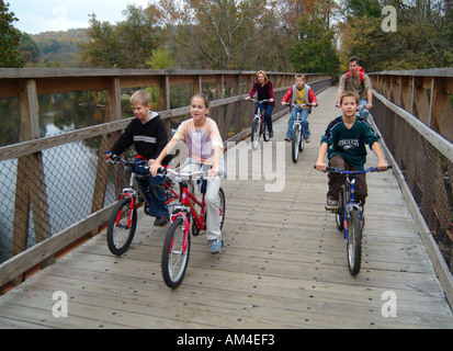 Balade à vélo en famille sur un pied en bois bridge Banque D'Images