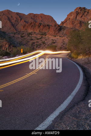 Light trails de voitures sur une route du désert en Arizona. C'est Pass Portes à Tucson Banque D'Images