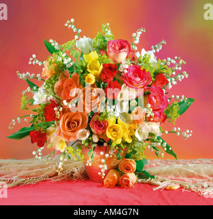 Studio coloré organisé bunch bouquet de roses rouges dans un vase sur un fond pastel Banque D'Images