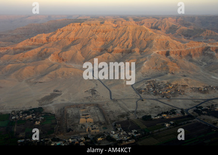 Tôt le matin vue aérienne de Louxor rive ouest Egypte Afrique du Nord Banque D'Images