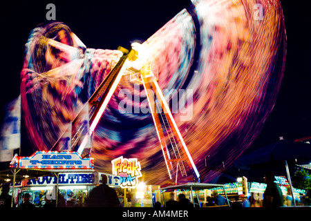 Carnival ride in motion à la foire agricole du comté de Montgomery 2007 Banque D'Images