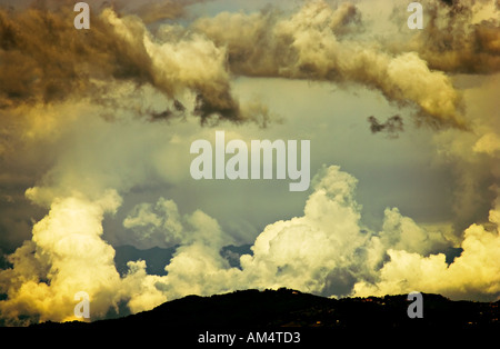 La formation de nuages orageux et ciel de Katmandou