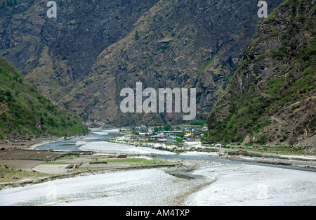 Tal village et de la rivière Marsyangdi. Circuit de l'Annapurna trek. Le Népal Banque D'Images