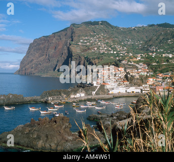 La côte sud, village de pêcheurs de Camara de Lobos (où Winston Churchill utilisé pour la peinture), Madeira, Portugal Banque D'Images