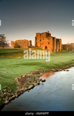 Tôt le matin, allume la rivière Eamont et murs en ruine de château 848, près de Penrith, Cumbria, England, UK Banque D'Images