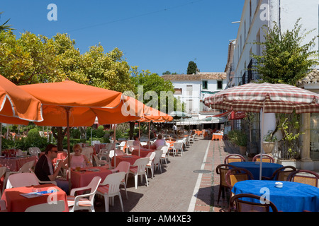 Restaurant dans la Plaza de los Naranjos, Old Town (vieille ville), Marbella, Costa del Sol, Andalousie, Espagne Banque D'Images