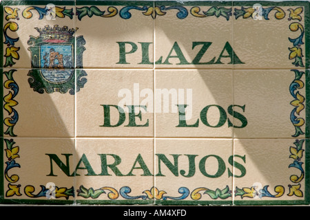 Plaque de rue pour la Plaza de los Naranjos dans la vieille ville (Casco Antiguo), Marbella, Costa del Sol, Andalousie, Espagne Banque D'Images