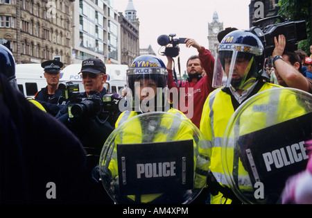 À Édimbourg, la police anti-émeute et les équipes des médias face à une démonstration par les anarchistes qui protestaient contre le sommet du G8 à Gleneagles Banque D'Images