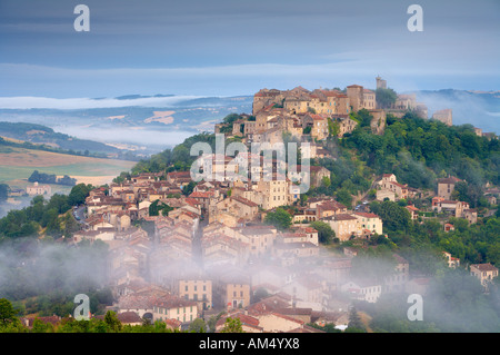 La Bastide hill top ville de Cordes sur Ciel dans la brume à l'aube Midi Pyrénées France NR Banque D'Images