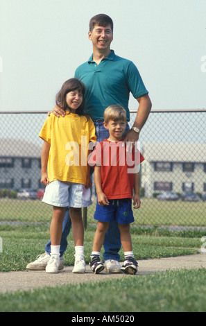 Un père avec ses deux enfants. Banque D'Images