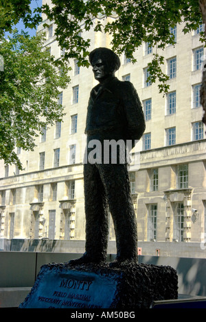 Statue du maréchal vicomte Montgomery d'Alamein hors Ministère de la Défense à Whitehall, Londres Banque D'Images