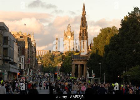 Princess Street avec vue sur monument scott balmoral hotel et le monument nelson Banque D'Images