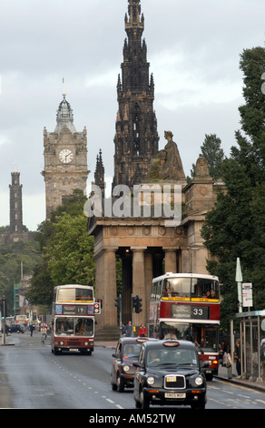 Photo prise depuis le milieu de Princes Street en direction de l'Hôtel Balmoral, Scott Monument et le Monument Nelson Banque D'Images