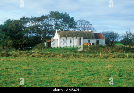 Old Irish cottage à proximité de Malin dans le comté de Donegal en Irlande, étant utilisé comme étable Banque D'Images