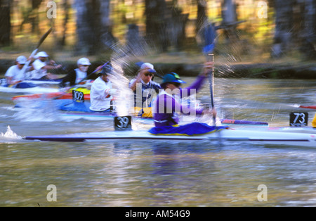 Concurrents dans le Murray River Marathon Australie Banque D'Images