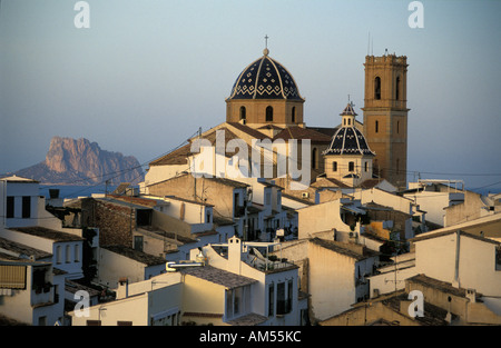 Le village d'Altea blanc avec le célèbre rocher d'Ifach Banque D'Images