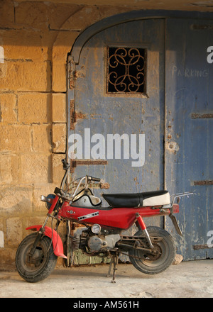 Extérieur Garage Moto à Gozo Banque D'Images