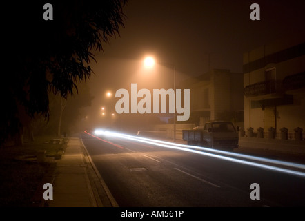 Foggy street at night Banque D'Images