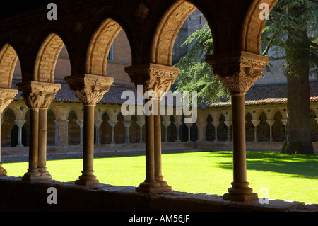Au cloître Abbaye Saint Pierre au début de l'architecture romane du xiie siècle Moissac Tarm et Garonne Midi Pyrénées France NR Banque D'Images