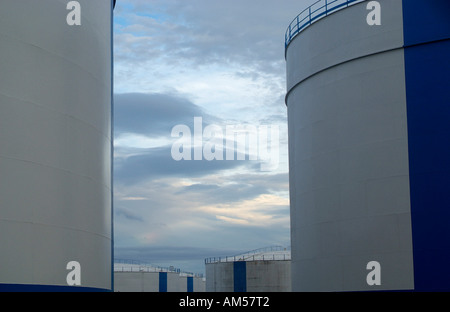 Tank Farm adjacent à la raffinerie de Coryton dans l'estuaire de la Tamise. Banque D'Images