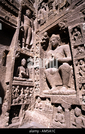 Sculptures creusées dans la roche par l'un de l'Ajanta caves dans l'état de l'Inde Banque D'Images