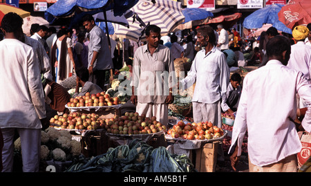 Stands vendant des fruits dans le marché à Mapusa à Goa en Inde du Sud Banque D'Images