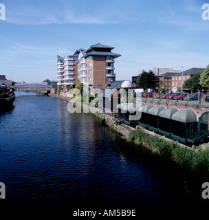 Construction de quais Ralli, vu sur la rivière Irwell, Salford, Greater Manchester, Angleterre, Royaume-Uni. Banque D'Images