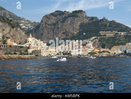 Approche d'Amalfi de la mer sur la Côte d'Amalfi, Italie Banque D'Images