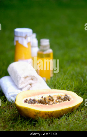 Close-up of papaya massothérapie produits sur l'herbe Banque D'Images