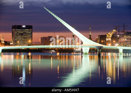 Puente de la Mujer bridge, Puerto Madero, Buenos Aires, au crépuscule. L'Argentine. Architecte : Santiago Calatrava. Banque D'Images