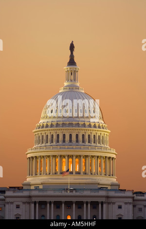 Dome et à l'ouest colonnes avant du Capitole à Washington DC à l'aube dans des early morning light. Vue depuis le centre commercial. Banque D'Images