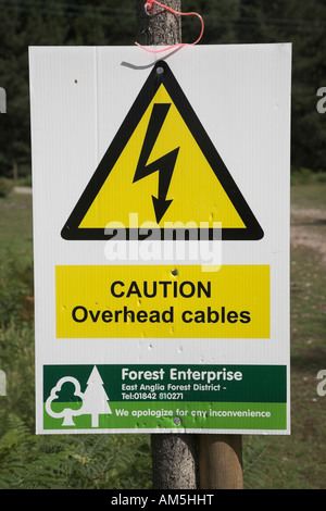 Attention Des câbles aériens sign in Forestry Commission terre, la forêt de Rendlesham, Suffolk, Angleterre Banque D'Images