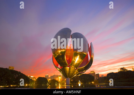 Monument sculpture cinétique Floralis Generica (fleur commune) dans le Parc des Nations Unies à Buenos Aires. Banque D'Images