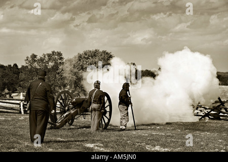 Tir d'un canon de fusil Parrott. Reconstitution historique de Henry House Hill à Manassas National Battlefield Park. Banque D'Images
