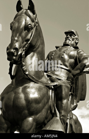 Stonewall Jackson monument situé à Manassas National Battlefield Park. Monochrome noir et blanc. Banque D'Images