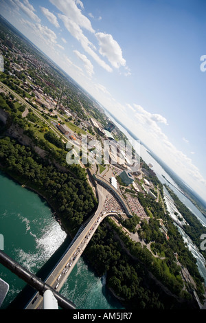 Pont en arc-en-ciel. Vue aérienne des Chutes du Niagara border crossing entre USA et Canada. Côté américain. Banque D'Images