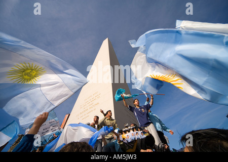 Les fans de football argentin chantent des drapeaux argentins sous l'Obélisque à Buenos Aires. Plaza de la Republica. Banque D'Images