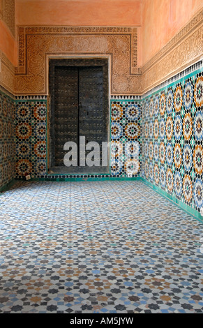 Couloir carrelée avec une porte métallique à l'Ali ben Youssef (Bin Yousuf) Medersa à Marrakech (Marrakech, Maroc) Banque D'Images