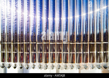 Panneau solaire de l'eau chaude avec une forte réflexion de la lumière du soleil dans chaque tube en verre. Banque D'Images