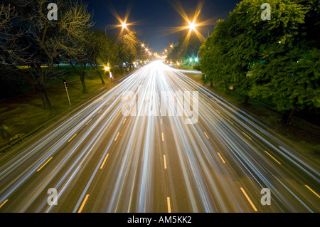 Buenos Aires - l'Avenida Figueroa Alcorta dans la nuit. Route urbaine à six voies avec de longs sentiers de lumière. Vitesse d'obturation lente shutterspeed Banque D'Images