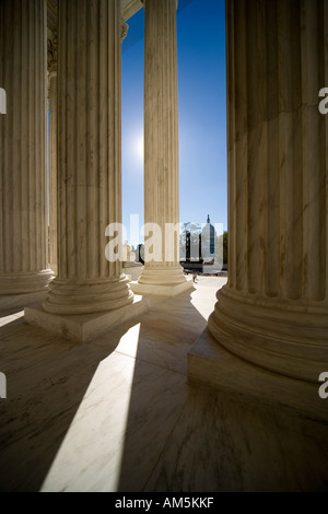 Regardant le Capitole de l'entrée principale de l'Édifice de la Cour suprême des États-Unis. Banque D'Images