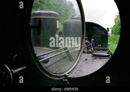 Train à vapeur historique, vue du chariot avec des conducteurs Banque D'Images