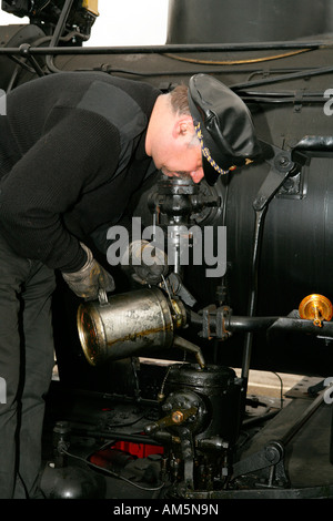 Train à vapeur historique d'être huilés par pilote moteur Banque D'Images